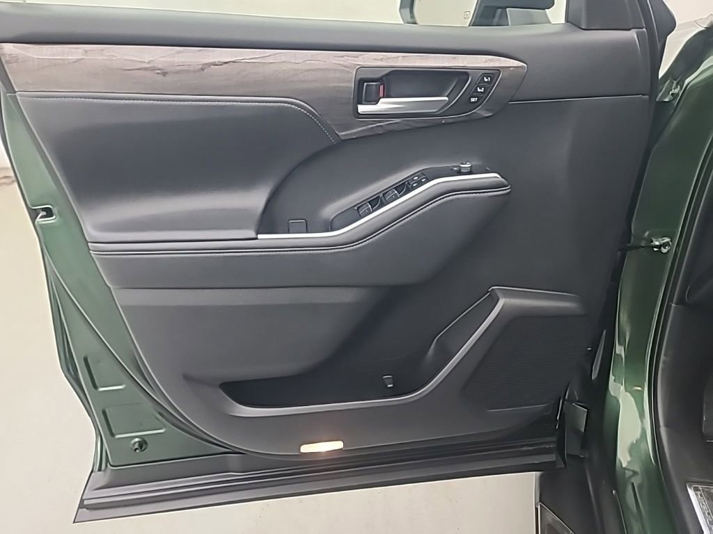 Used 2025 Toyota Highlander Platinum image 26