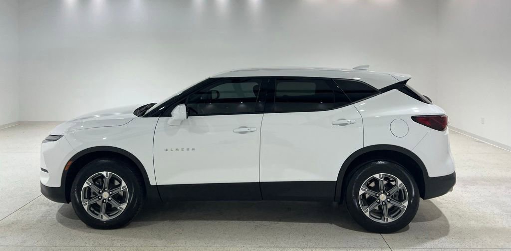 Used 2023 Chevrolet Blazer LT FWD image 2