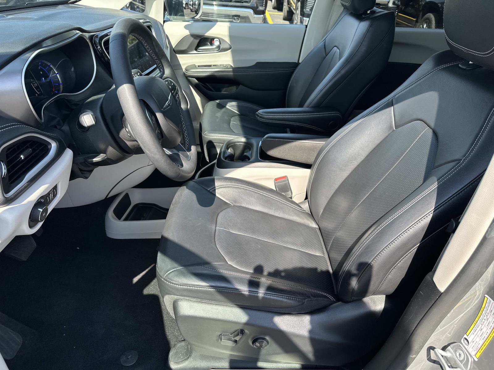 Used 2022 Chrysler Pacifica Touring-L FWD image 19