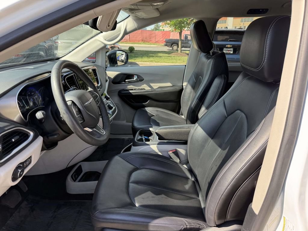 Used 2024 Chrysler Pacifica Touring-L FWD image 13