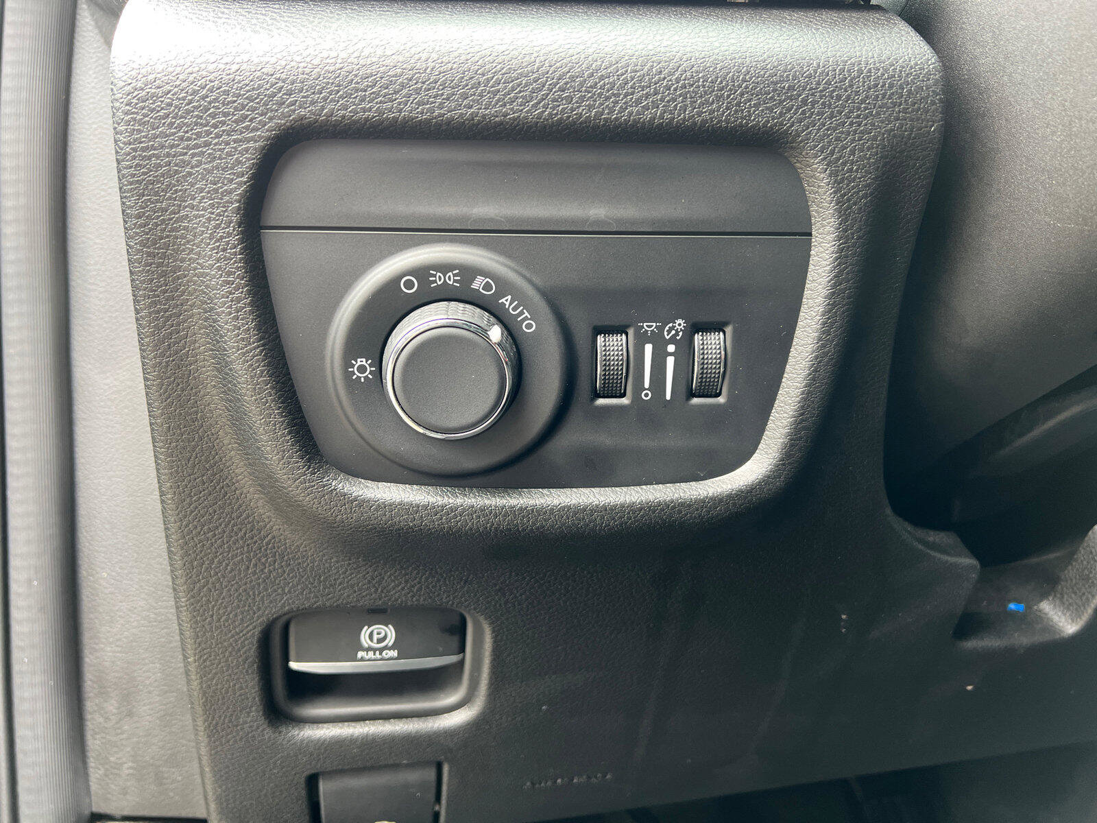 Used 2024 Jeep Grand Cherokee L Laredo AWD/4WD image 12