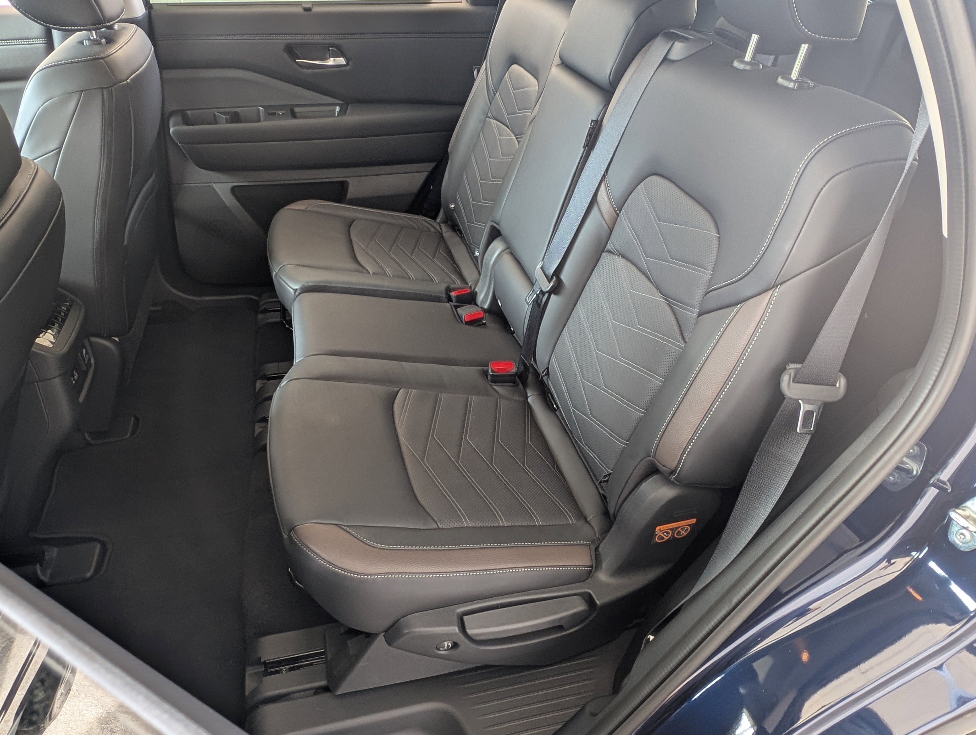 Used 2024 Nissan Pathfinder Platinum w/ Cargo Package image 18