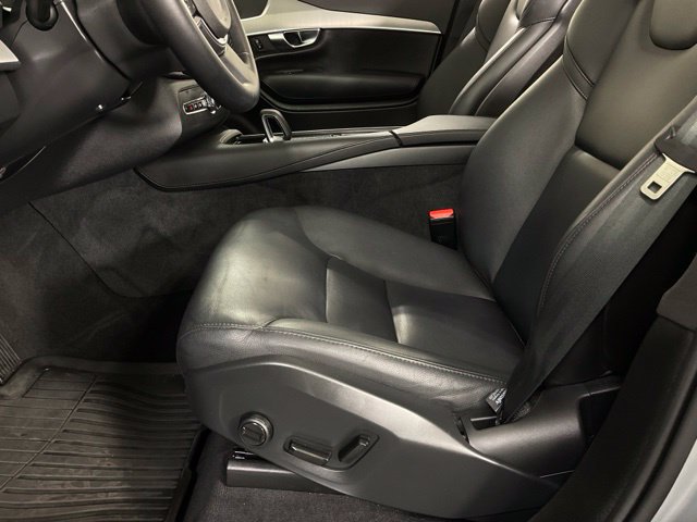Certified 2025 Volvo XC90 B5 Core w/ Protection Package Premier AWD/4WD image 29