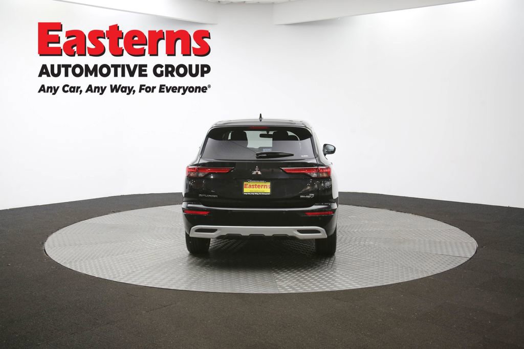 Used 2023 Mitsubishi Outlander SE image 39