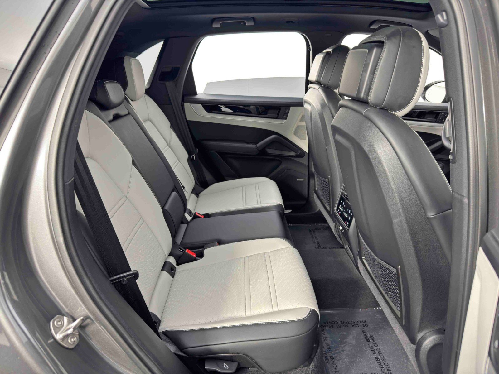 Used 2024 Porsche Cayenne w/ Technology Package image 45