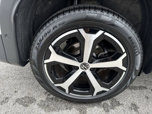 Certified 2025 Volkswagen Tiguan SE image 32