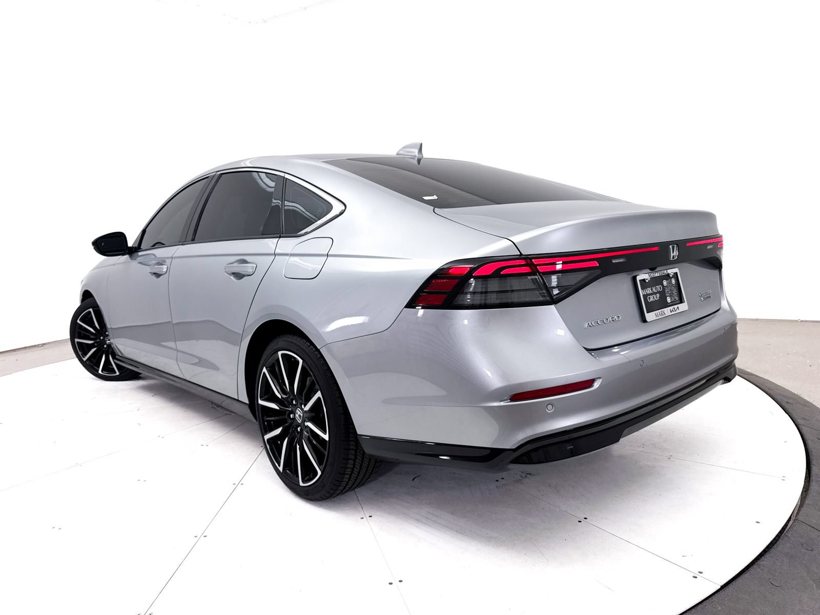 Used 2025 Honda Accord Touring image 2