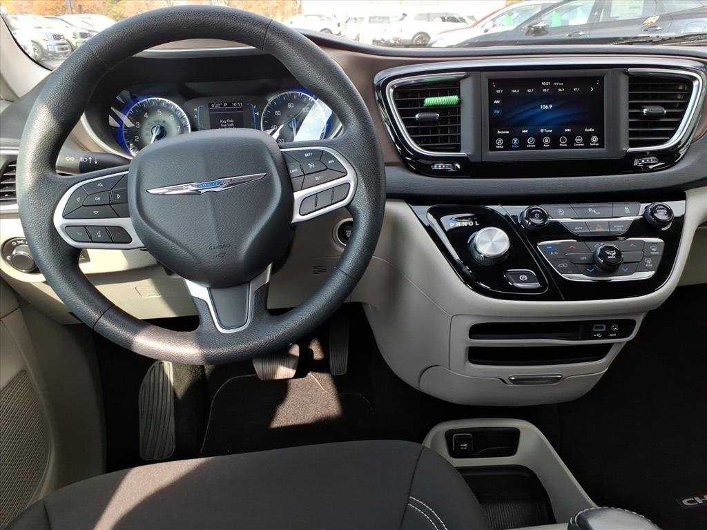 Used 2020 Chrysler Voyager L image 10