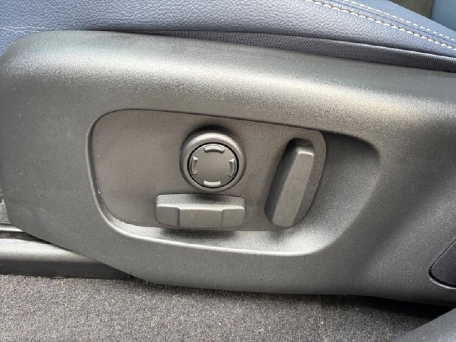 Certified 2022 Land Rover Range Rover Velar R-Dynamic S image 11