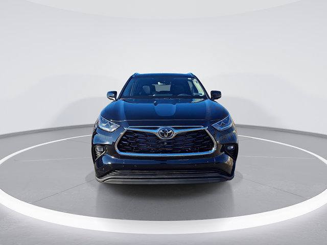 Certified 2026 Toyota Highlander Limited AWD/4WD image 3