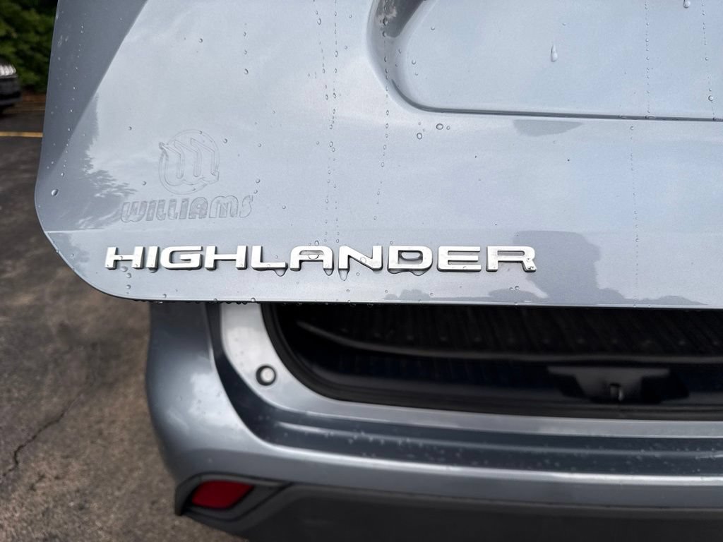 Used 2022 Toyota Highlander XLE AWD/4WD image 16
