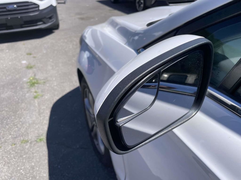 Used 2018 Ford Fusion SE FWD image 11