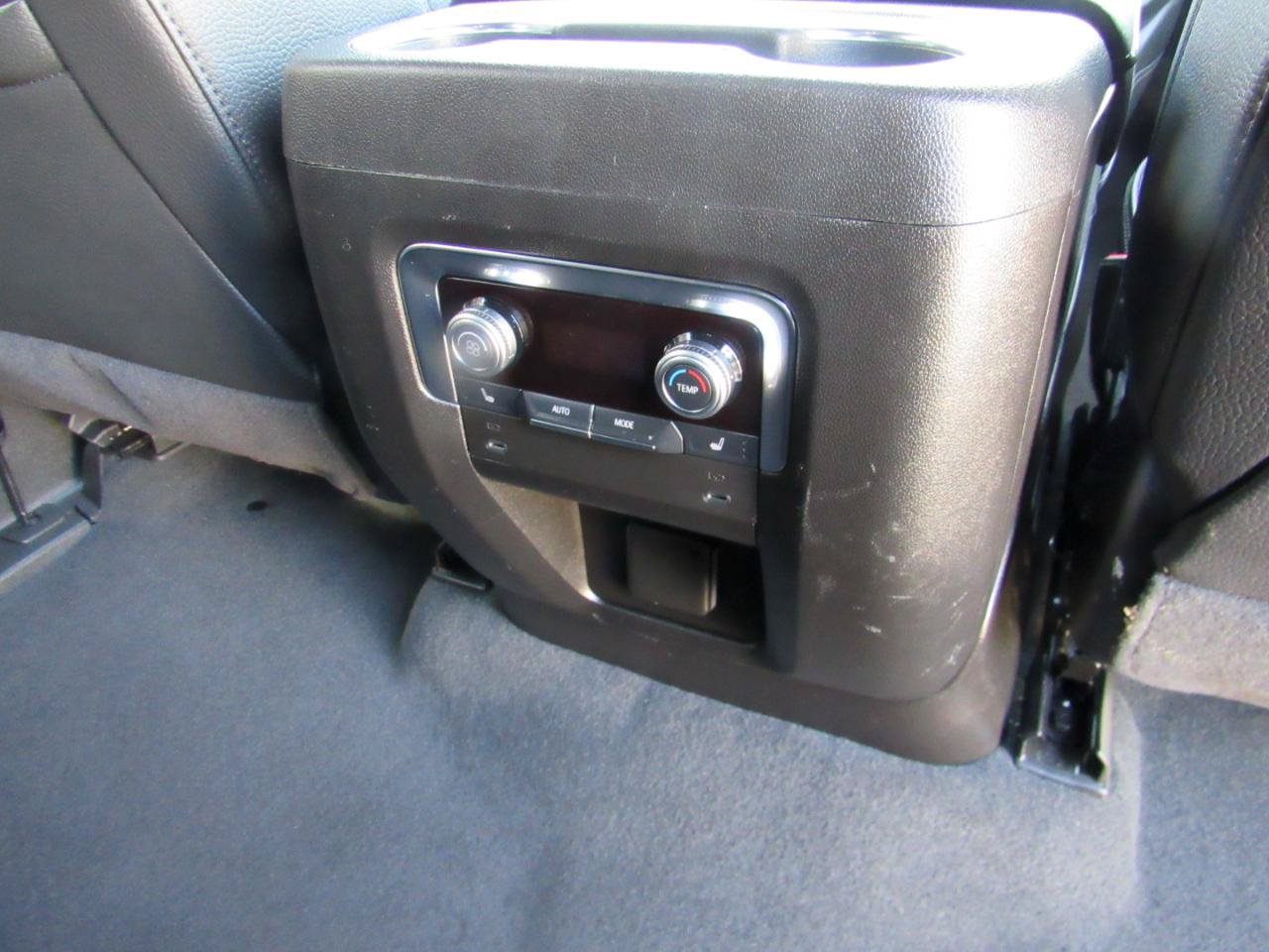 Used 2025 GMC Yukon XL Denali AWD/4WD image 36