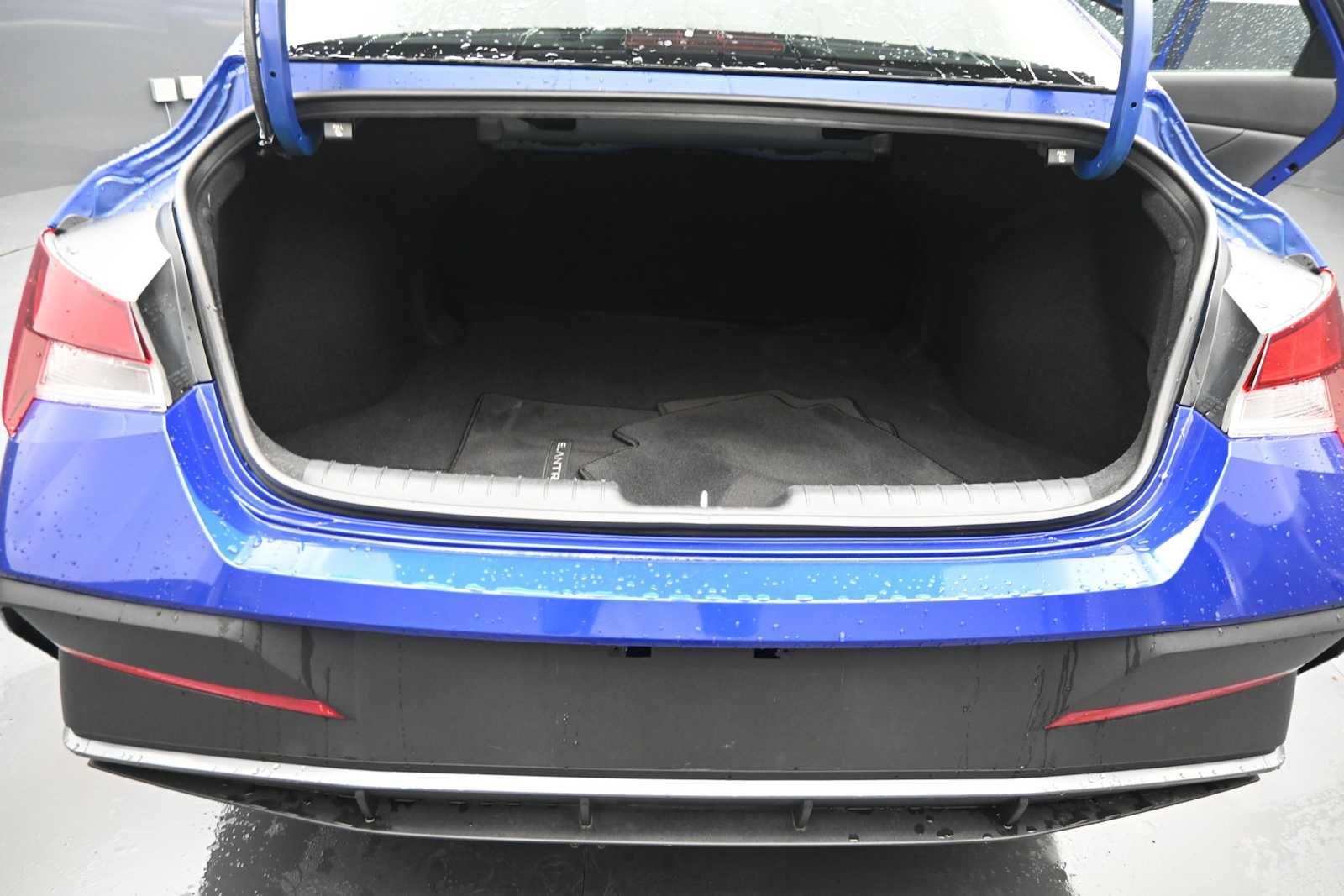 Used 2024 Hyundai Elantra SE FWD image 14