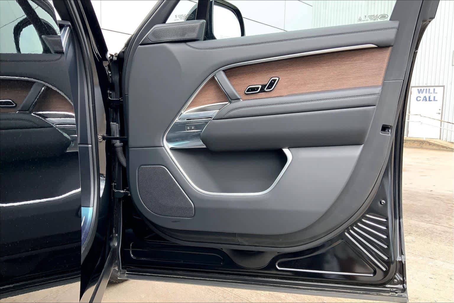 Used 2025 Land Rover Range Rover SE AWD/4WD image 23