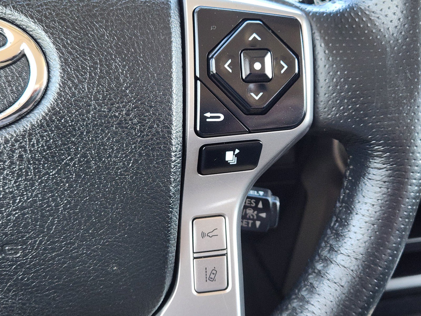 Used 2023 Toyota 4Runner SR5 Premium w/ Moonroof Package AWD/4WD image 23