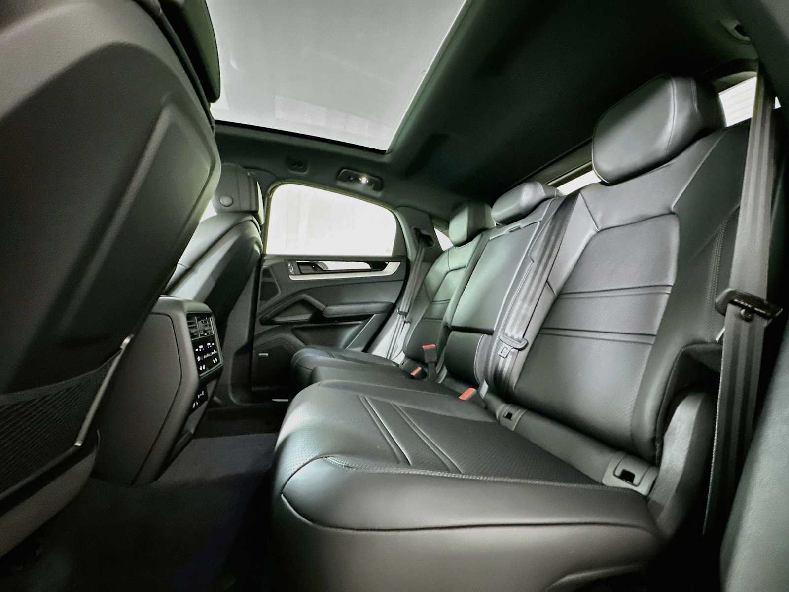 New 2026 Porsche Cayenne Coupe AWD/4WD image 23