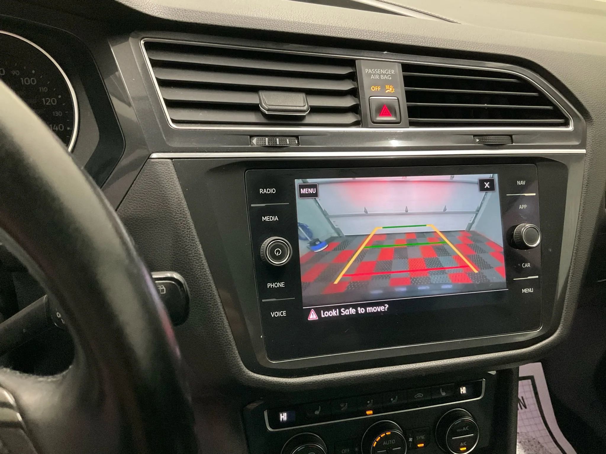 Used 2018 Volkswagen Tiguan SEL AWD/4WD image 13