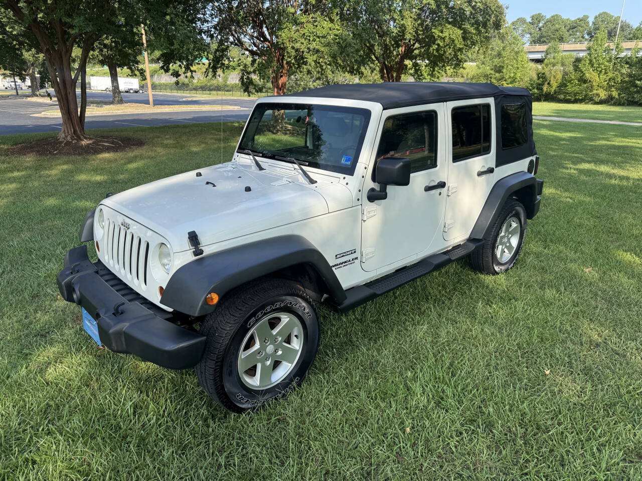 Used 2010 Jeep Wrangler Unlimited Sport AWD/4WD image 3