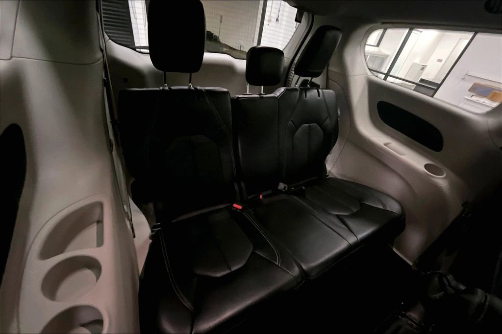 Used 2024 Chrysler Pacifica Touring-L image 25