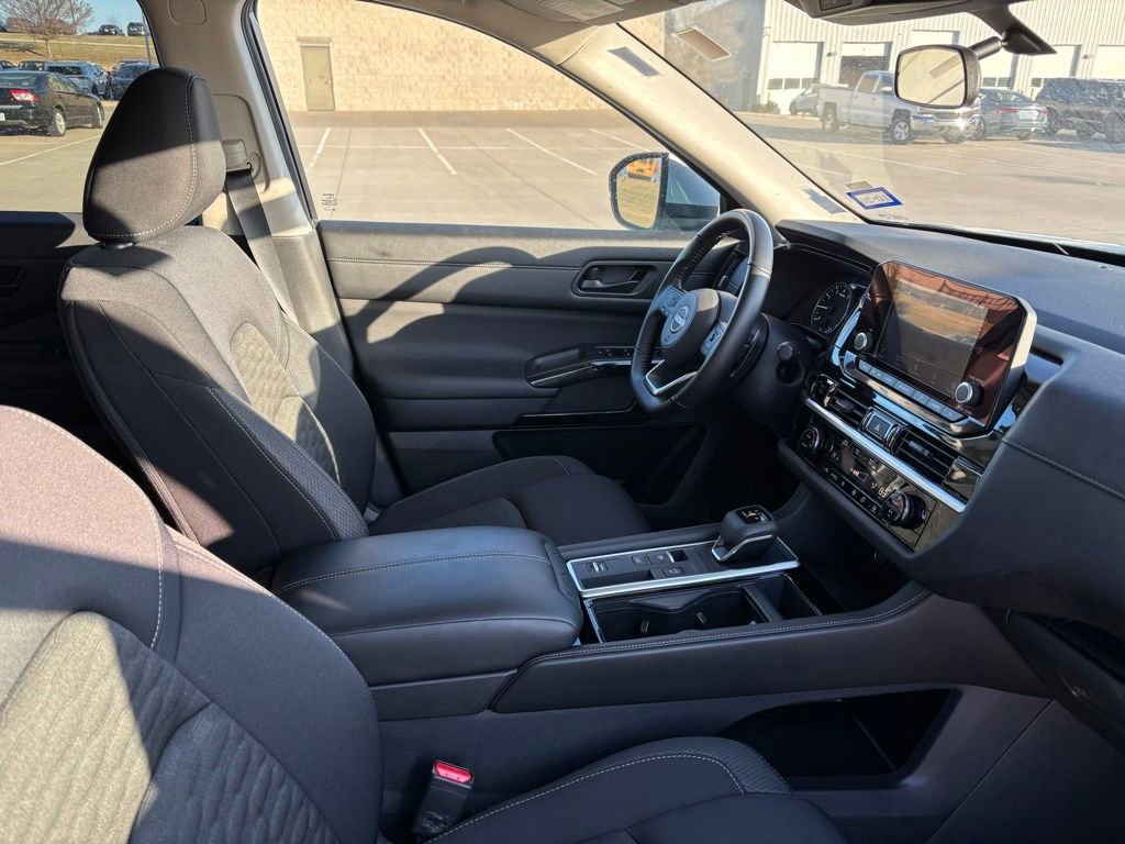 Used 2025 Nissan Pathfinder SV image 18