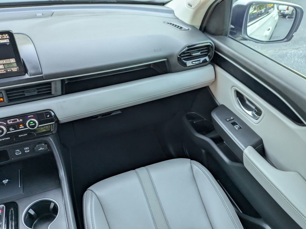 Used 2025 Honda Pilot Touring image 17