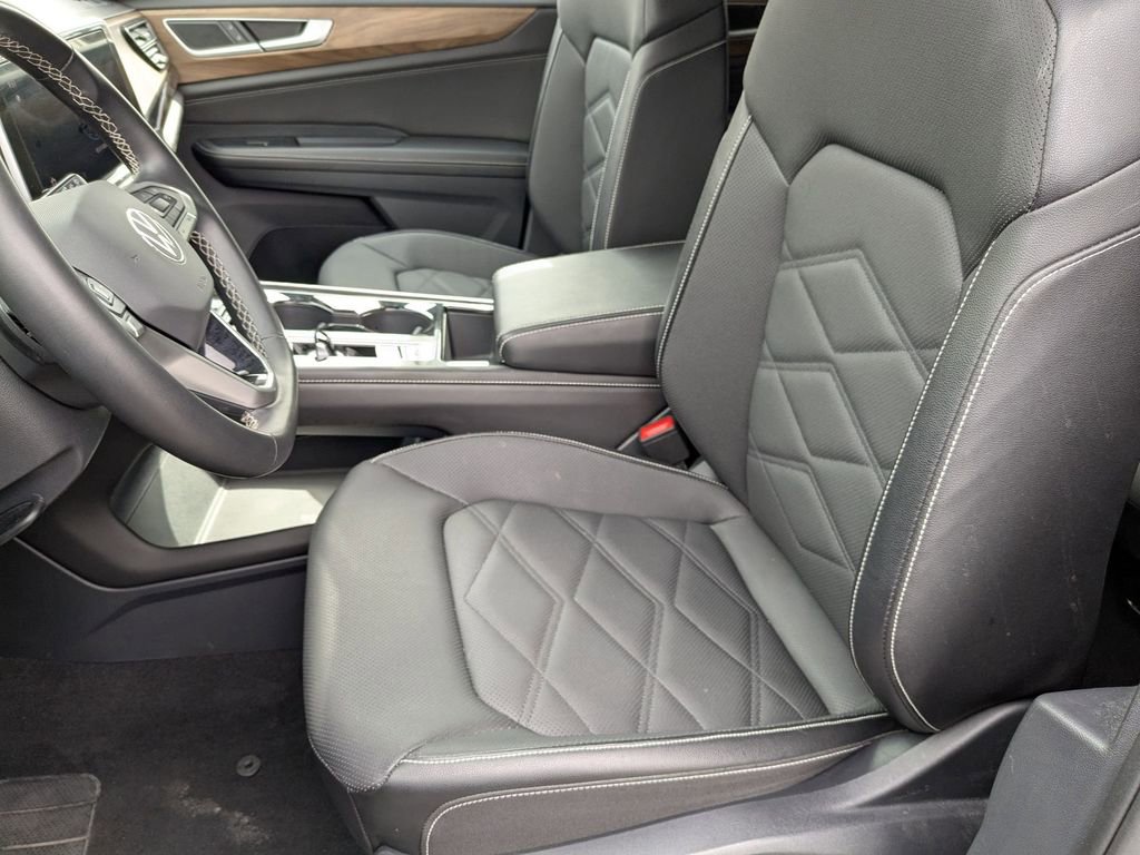 Used 2025 Volkswagen Atlas SE image 16