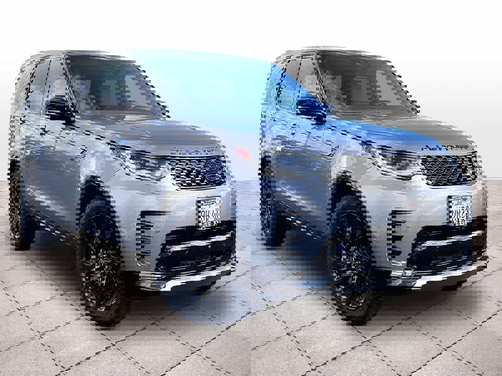 Used 2025 Land Rover Discovery Dynamic SE image 2