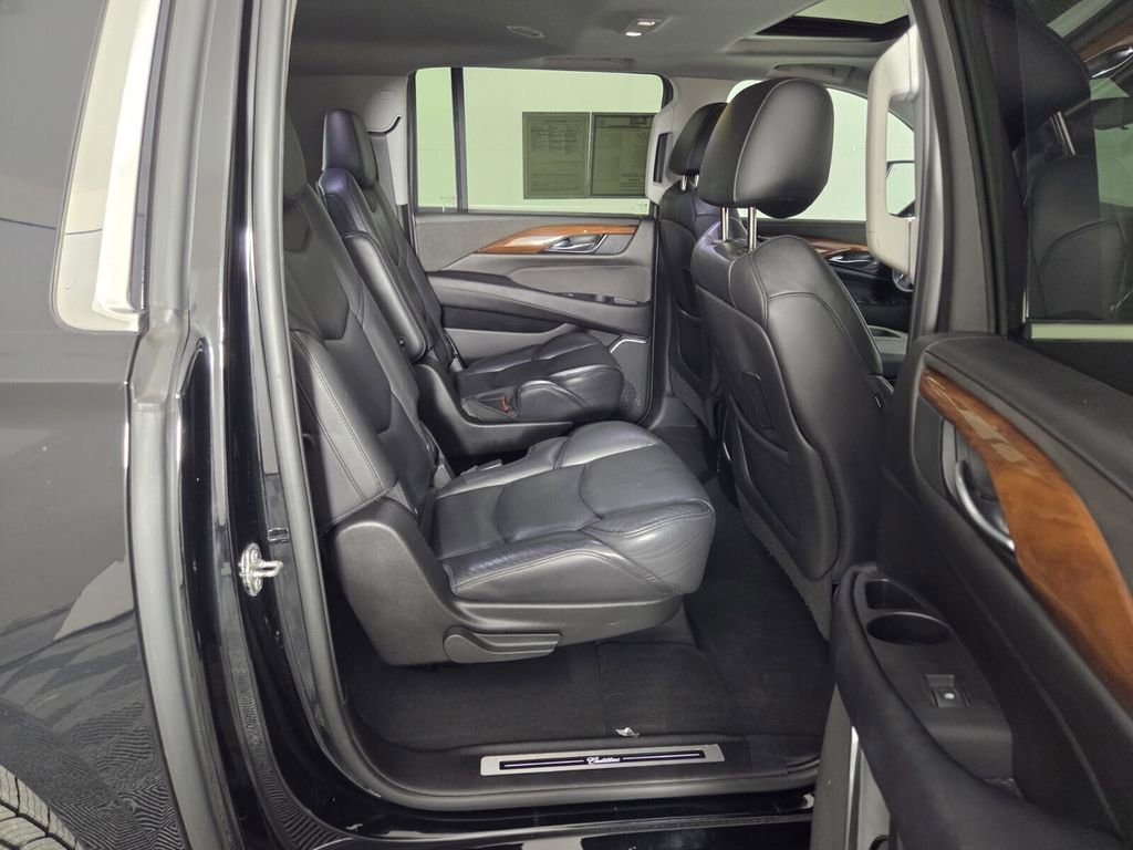 Used 2019 Cadillac Escalade ESV Luxury RWD image 30