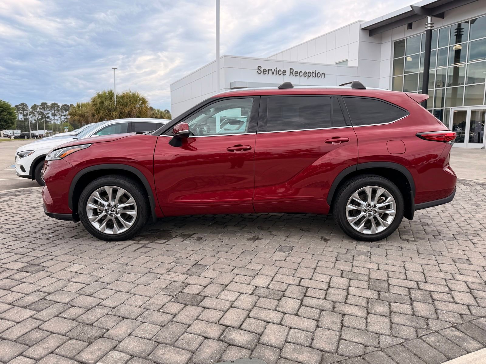 Used 2022 Toyota Highlander Limited FWD image 12