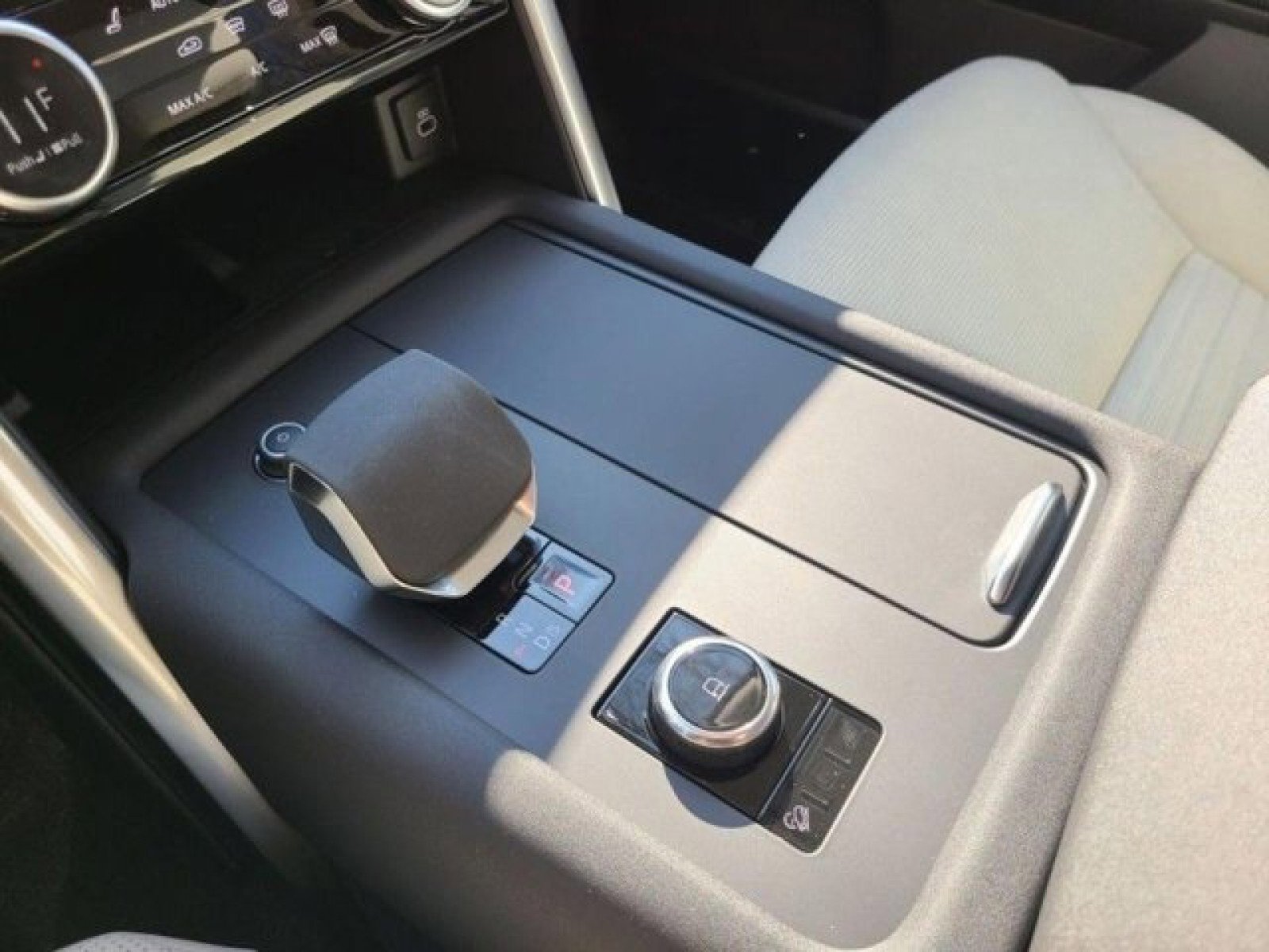 Certified 2024 Land Rover Discovery S image 31