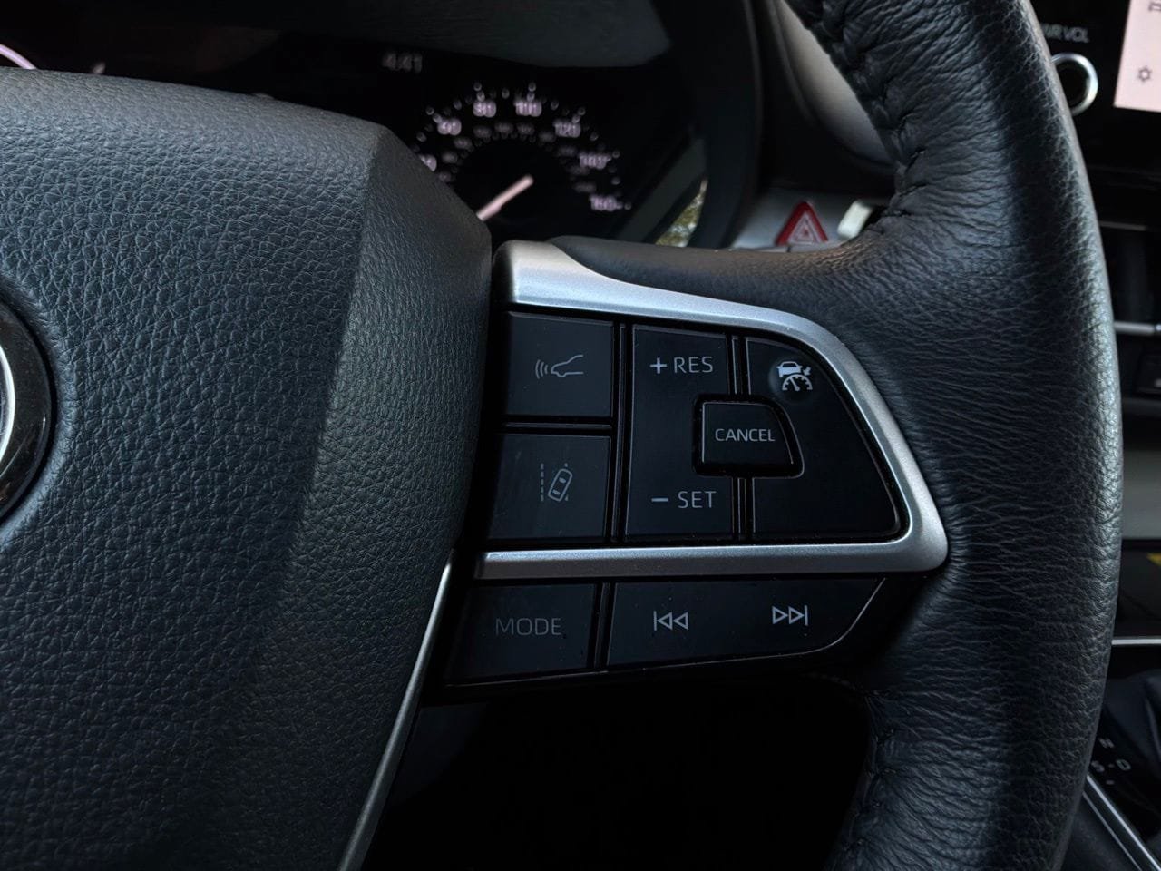 Used 2025 Toyota Sienna XLE FWD image 40
