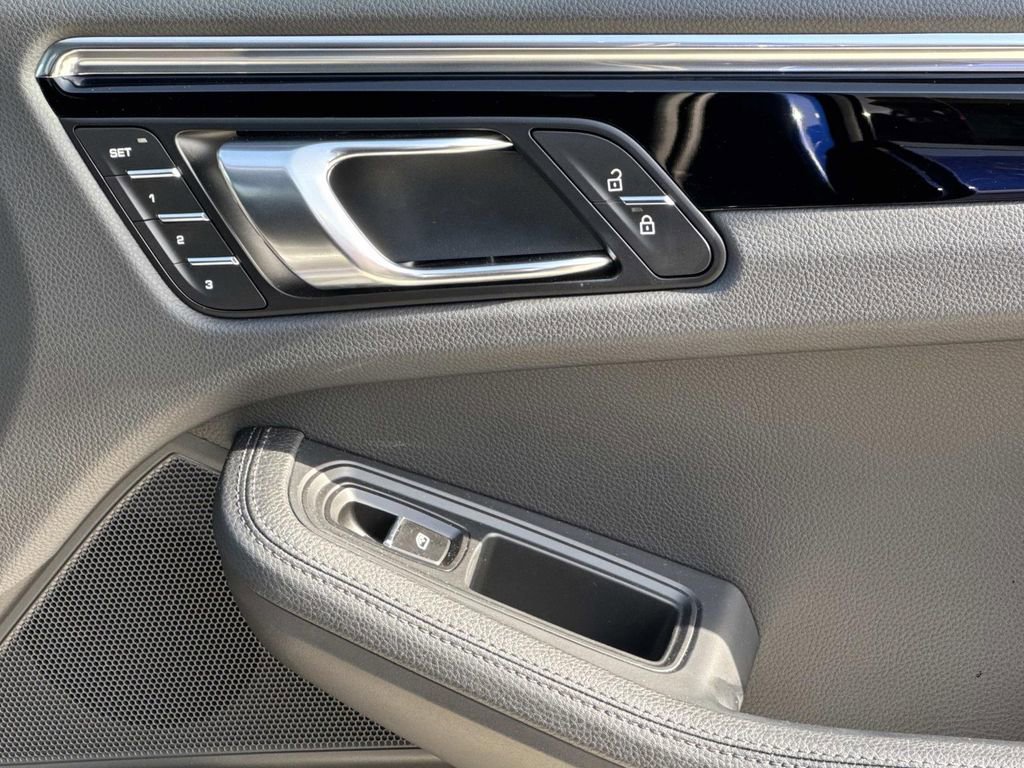 Certified 2025 Porsche Macan image 20