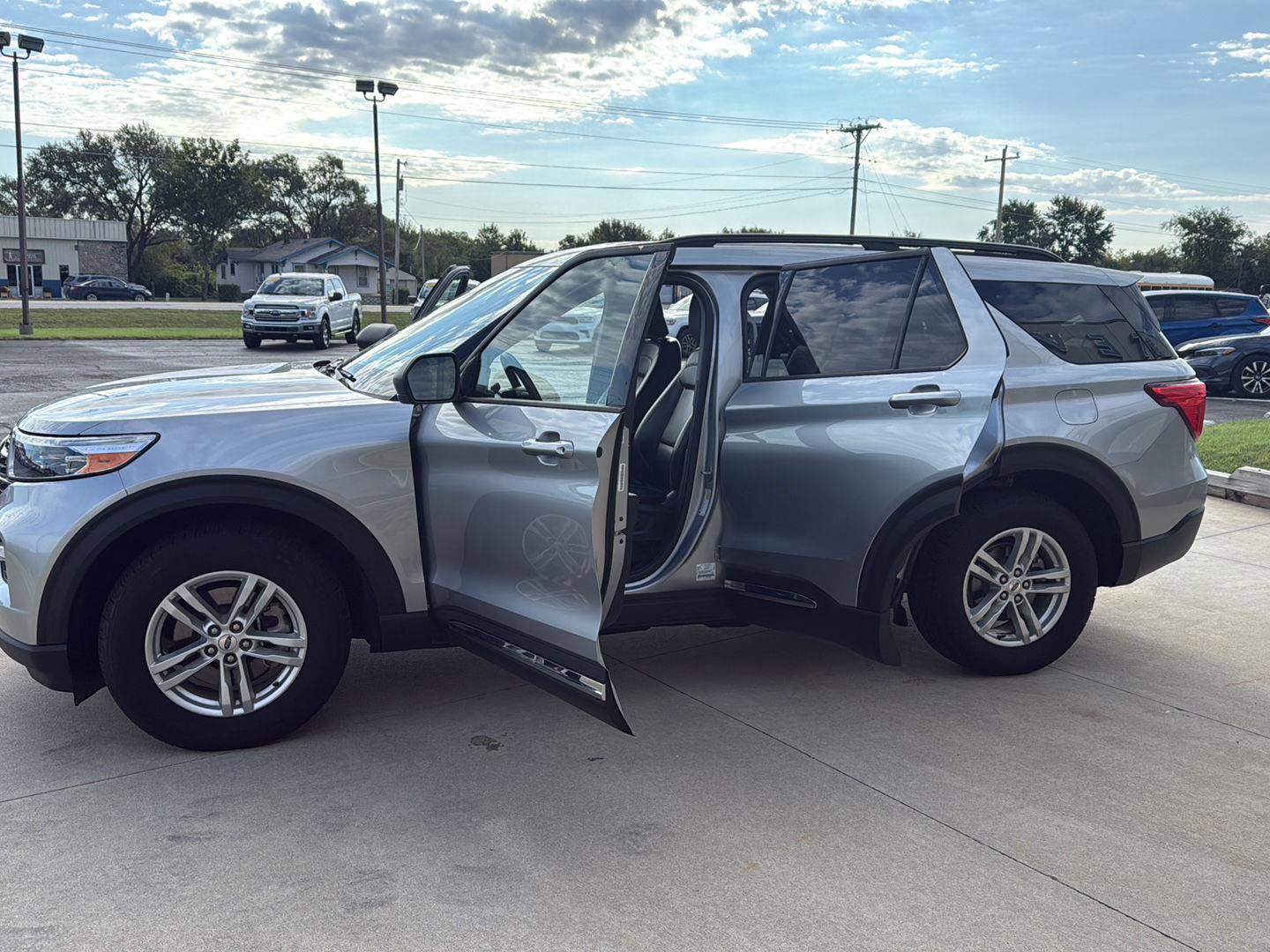 Used 2022 Ford Explorer XLT w/ Equipment Group 202A image 17