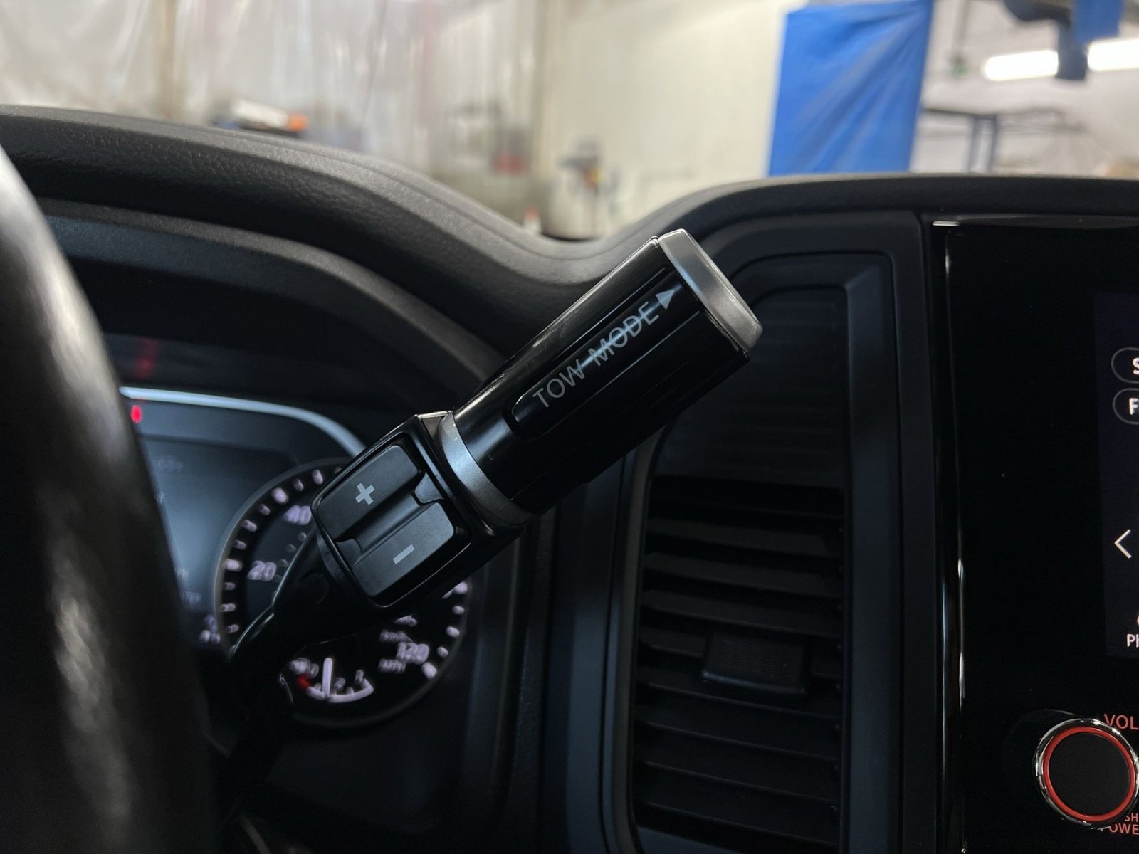 Used 2024 Nissan Titan SV w/ SV Convenience Package image 21