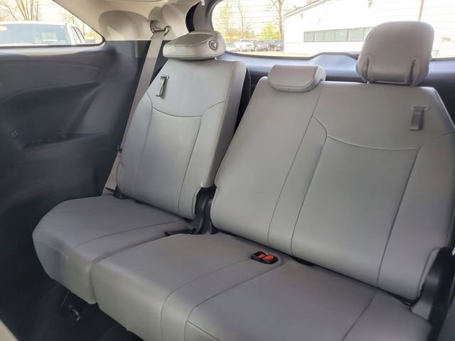 Used 2025 Toyota Sienna XLE FWD image 37