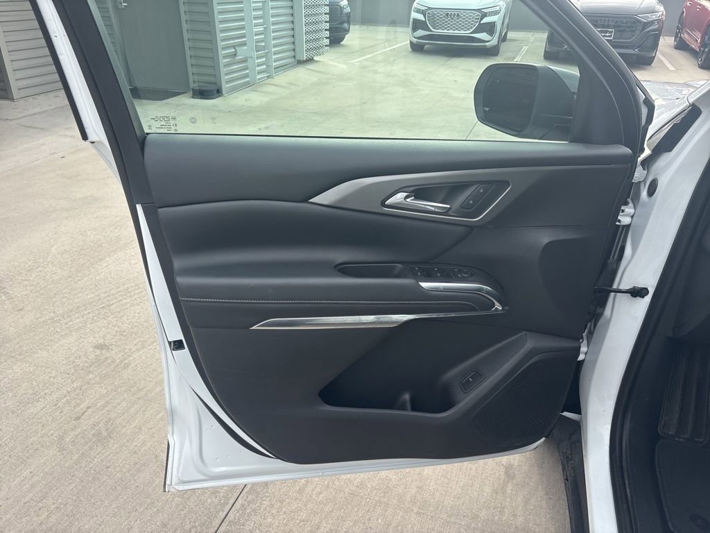 Used 2025 Chevrolet Traverse LT image 10