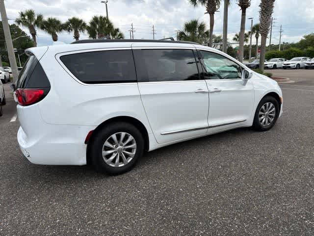 Used 2017 Chrysler Pacifica Touring-L FWD image 8