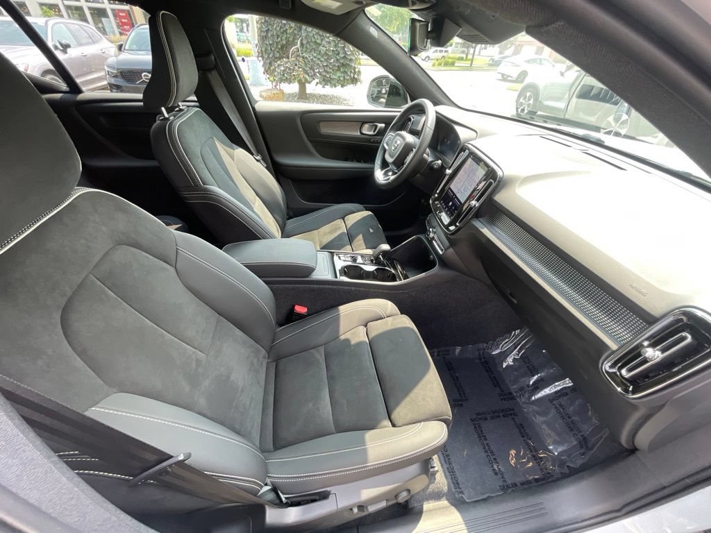Certified 2025 Volvo XC40 B5 Plus AWD/4WD image 16