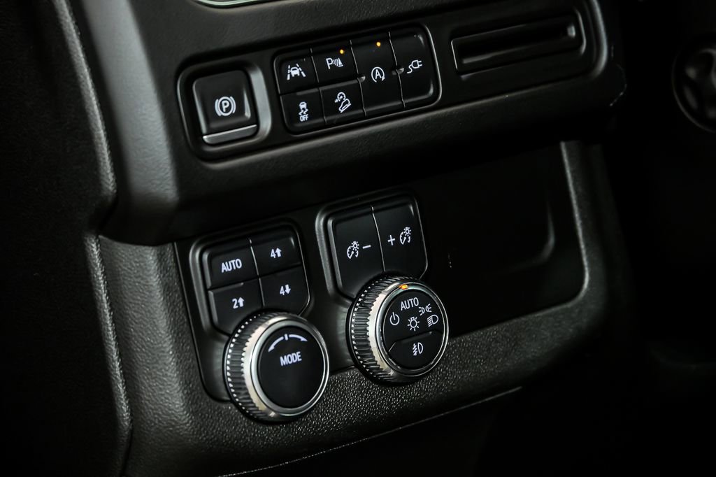 Used 2022 GMC Yukon XL AT4 image 18