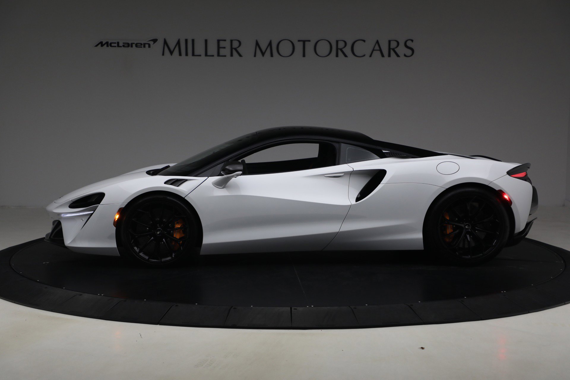 Used 2023 McLaren Artura image 3