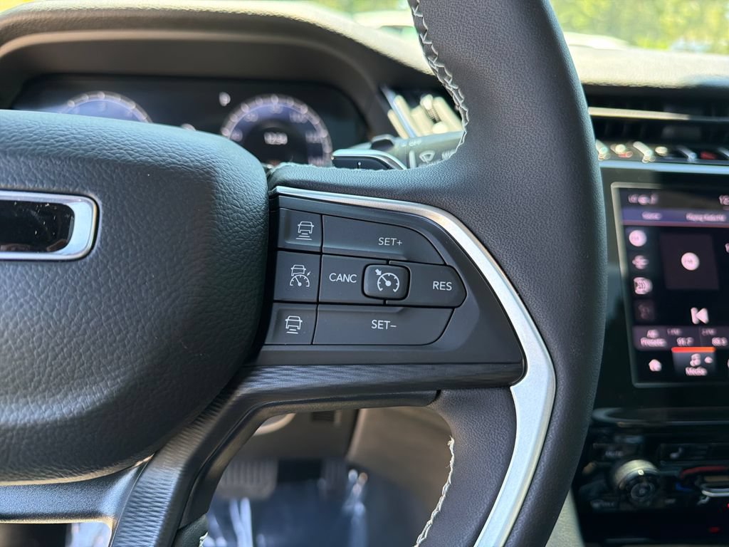 Used 2025 Jeep Grand Cherokee Altitude RWD image 23