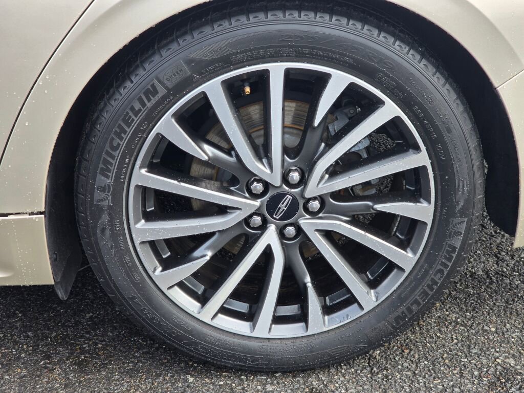 Used 2017 Lincoln Continental Select image 12