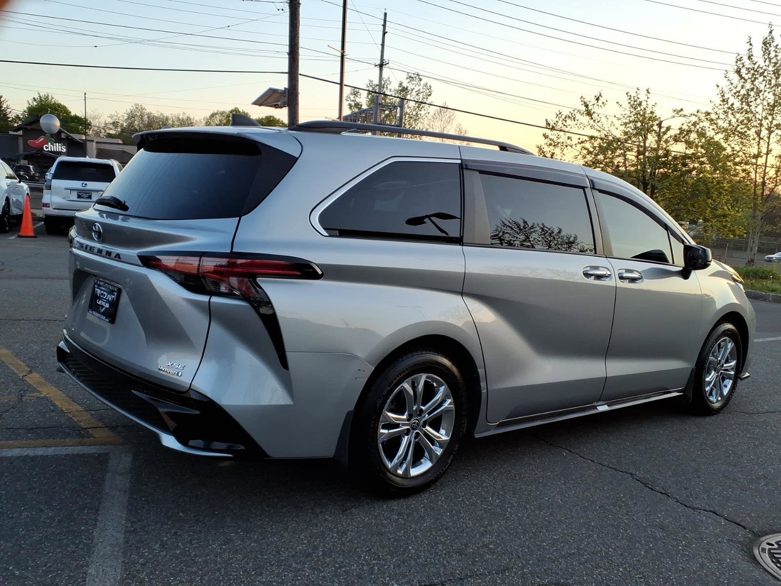 Used 2022 Toyota Sienna XSE w/ XSE Plus Package AWD/4WD image 4