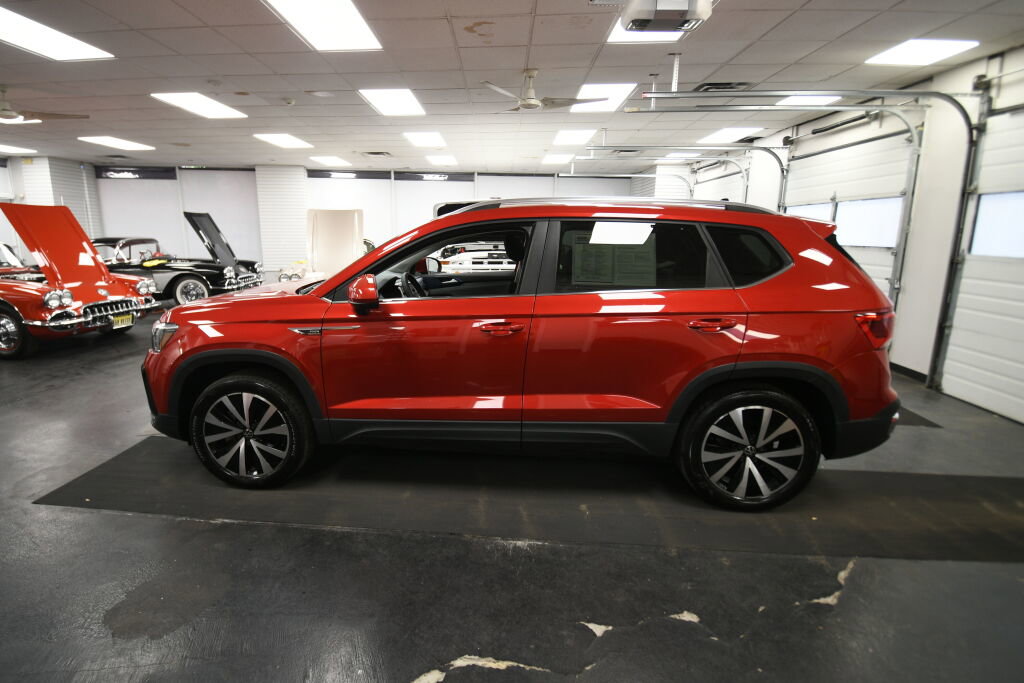Used 2023 Volkswagen Taos SE w/ Panoramic Sunroof Package AWD/4WD image 5