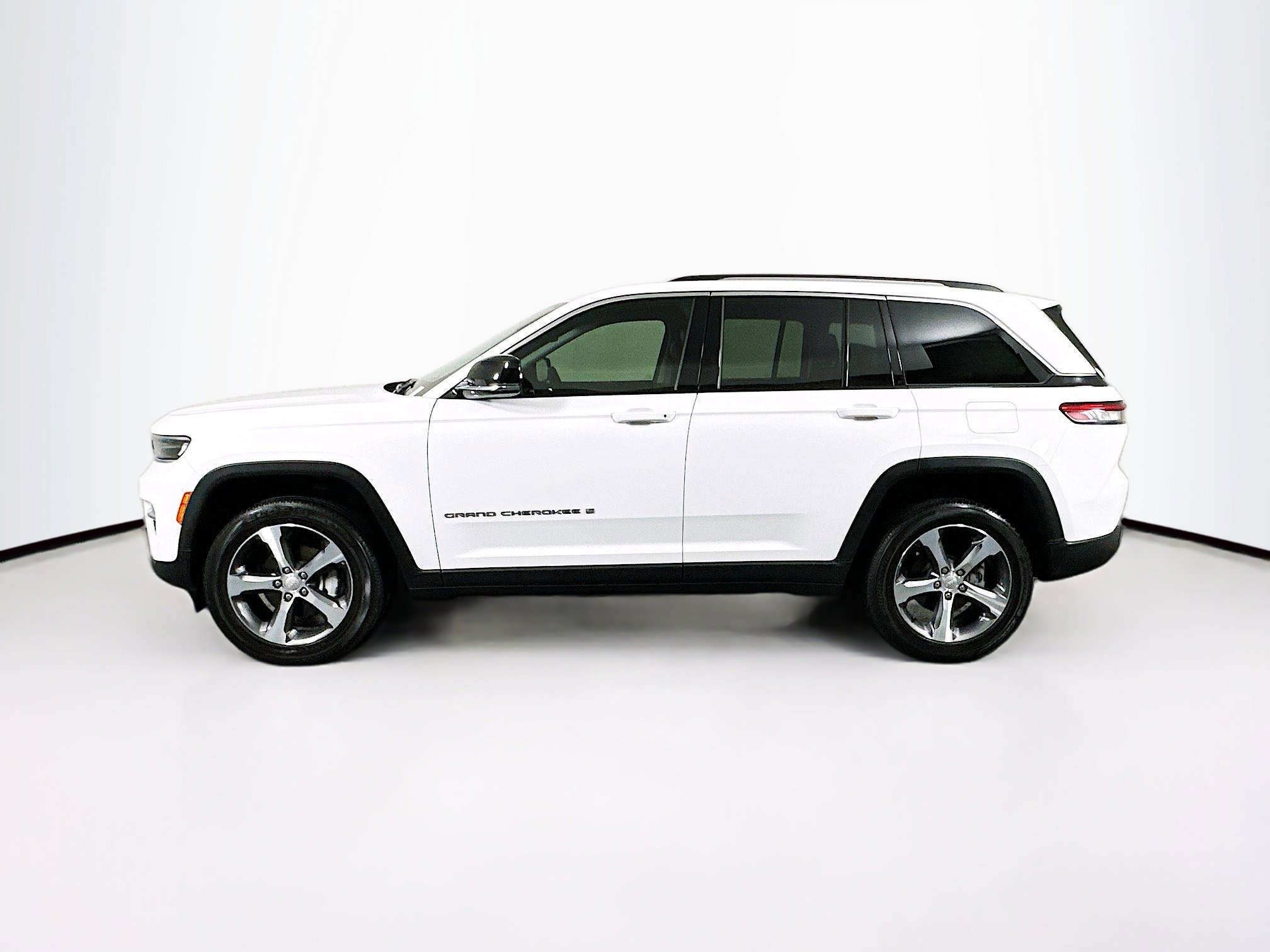 Used 2023 Jeep Grand Cherokee Limited w/ Trailer Tow Prep Group (B) image 4