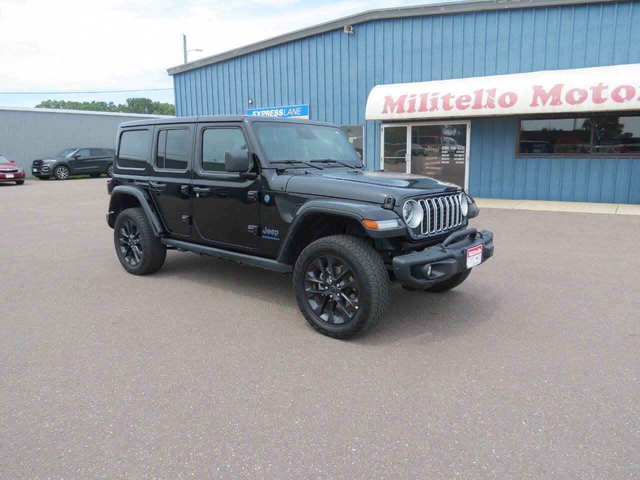Used 2025 Jeep Wrangler Unlimited Sahara AWD/4WD image 2