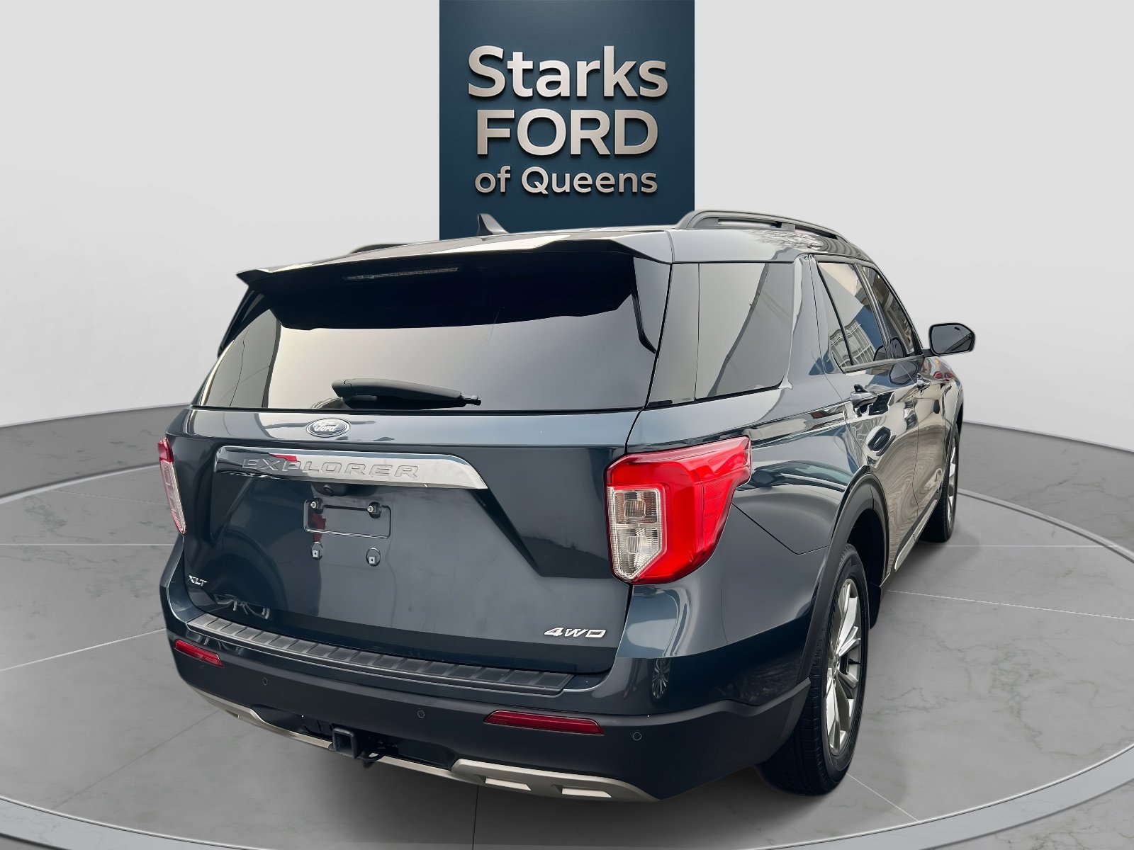 Used 2022 Ford Explorer XLT w/ Equipment Group 202A image 4