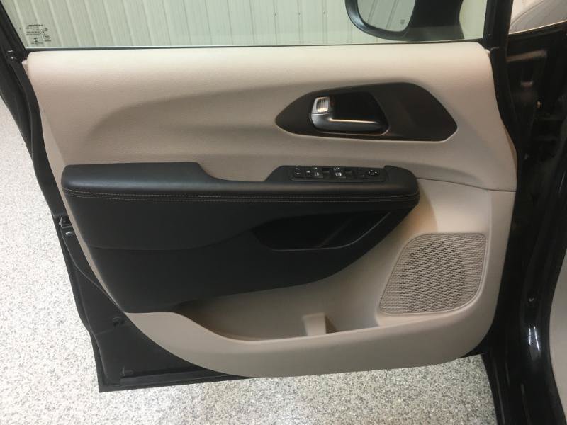 Used 2018 Chrysler Pacifica L FWD image 12