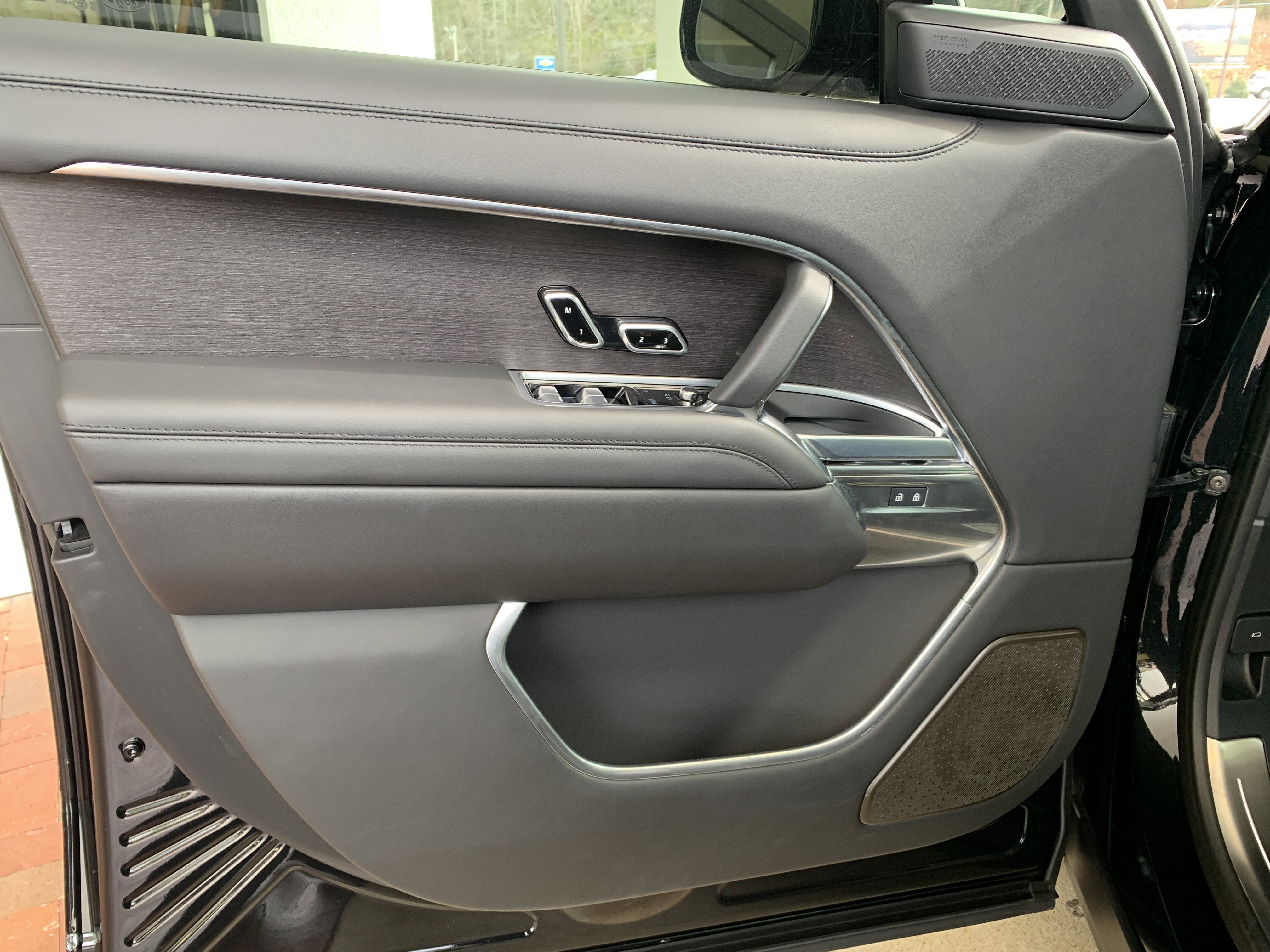 Used 2025 Land Rover Range Rover Autobiography image 8